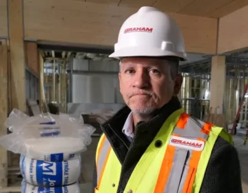 End Homelessness Winnipeg کے چیف ایگزیکٹیو آفیسر جیسن وٹفورڈ کا کہنا ہے کہ امریکہ کے ساتھ تجارتی جنگ شہر میں سستی مکانات کی تیاری میں زیادہ لاگت اور تاخیر کا باعث بن سکتی ہے۔