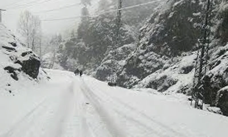 شدید برفباری کے باعث مری ایکسپریس وے بند