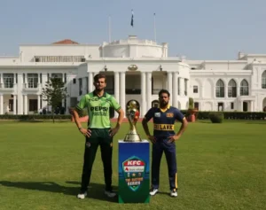 قذافی اسٹیڈیم لاہور میں پاکستان بمقابلہ سری لنکا فائنل سے قبل کپتان شاہین شاہ آفریدی اور کوسل مینڈس ٹرافی کے ہمراہ